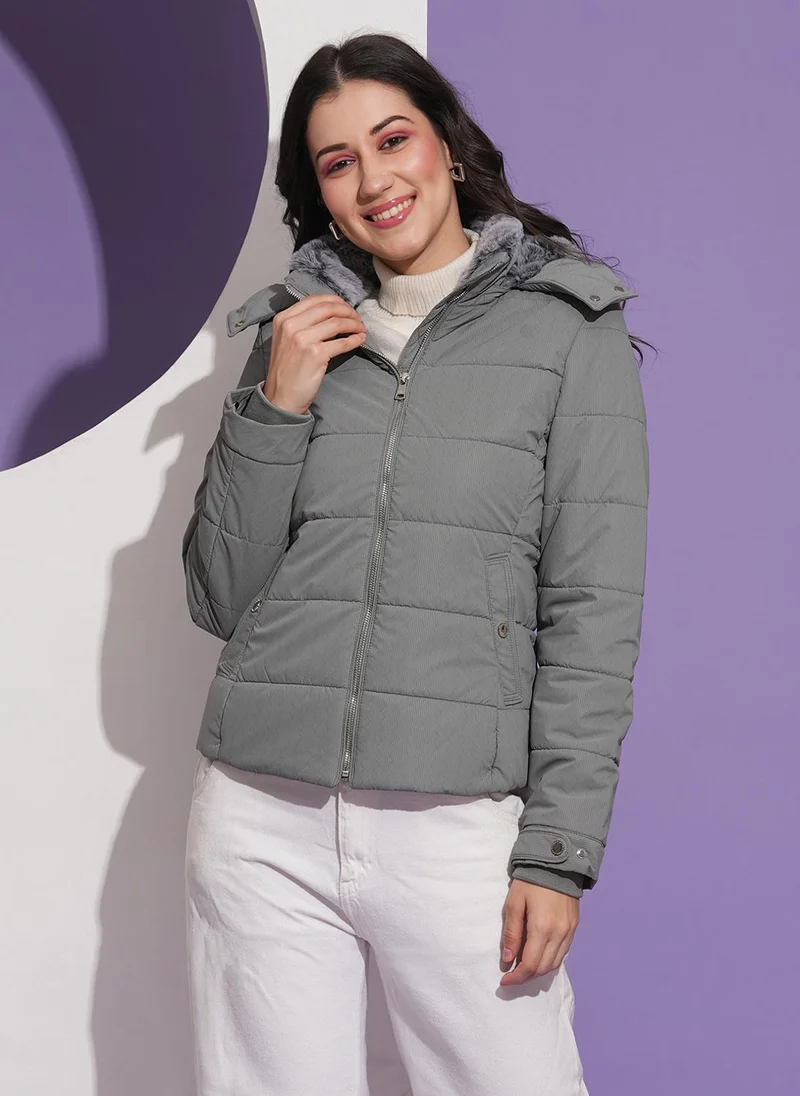 جلو باص جاكيت نسائي شتوي مبطن بياقة عالية وجيوب أمامية وغطاء رأس قابل للفصل